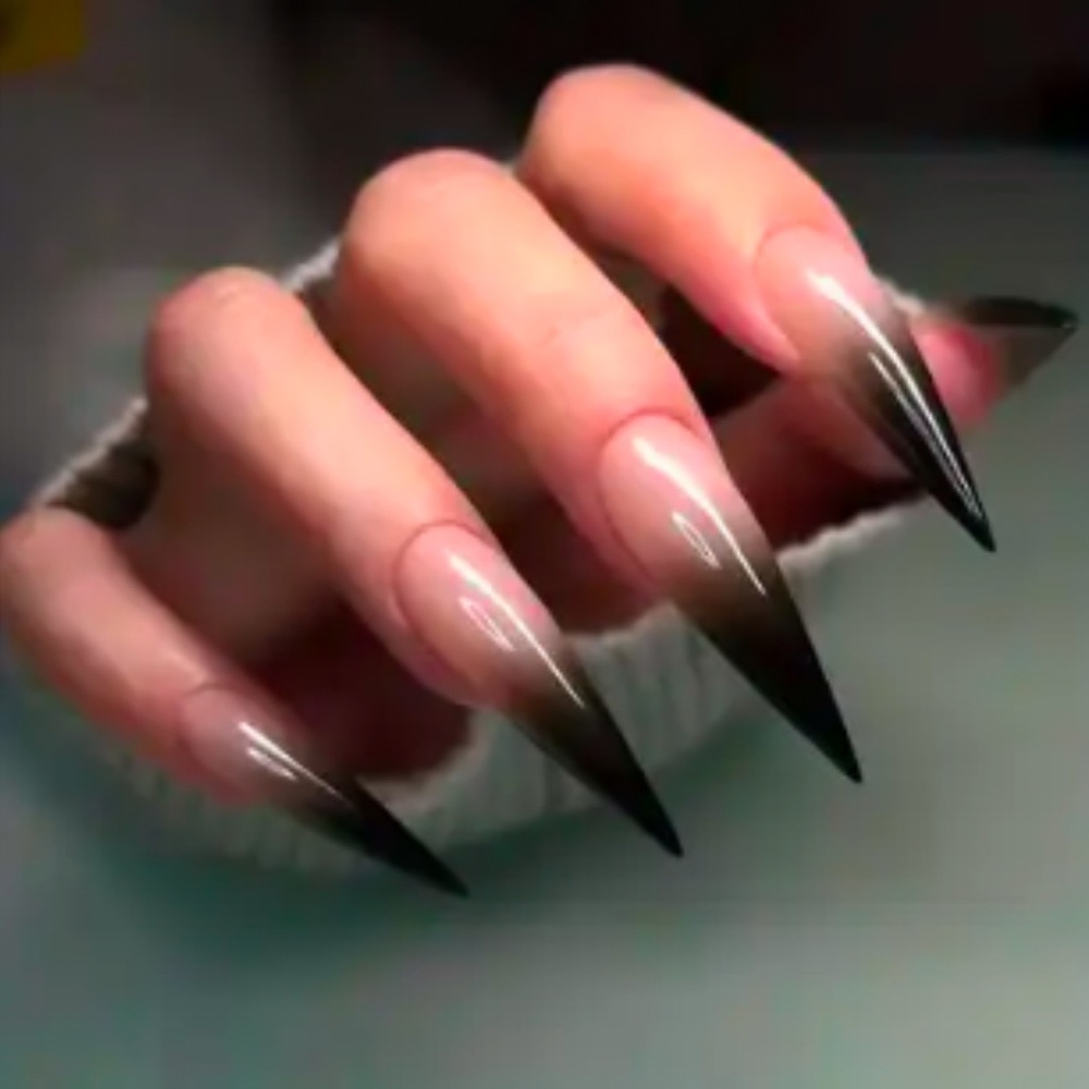 Brand New 24-Piece Glossy Black Gradient Stiletto Press-On Nails
FINAL SALE